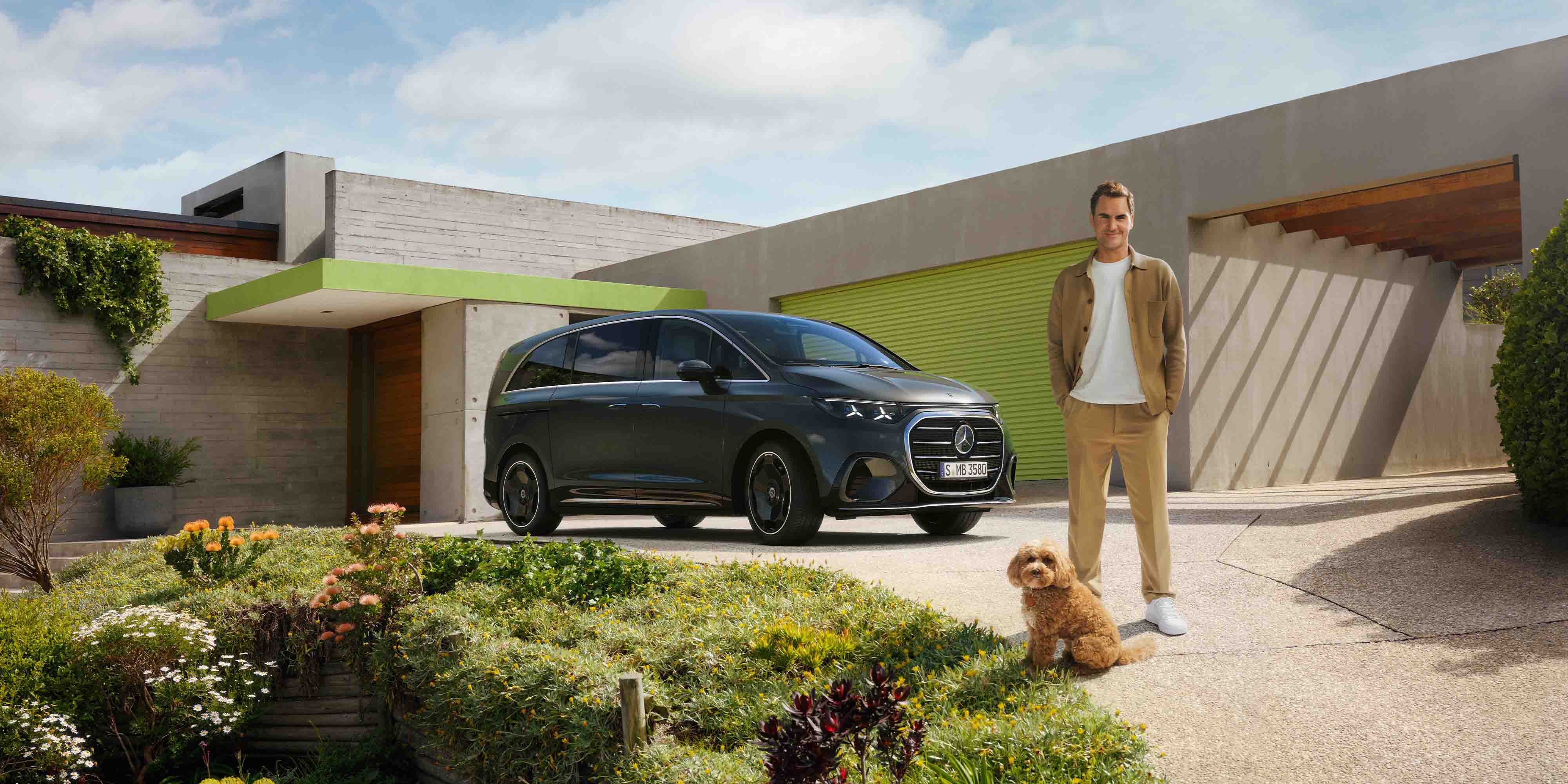 Der neue vollelektrische GLC im Bild mit Roger Federer