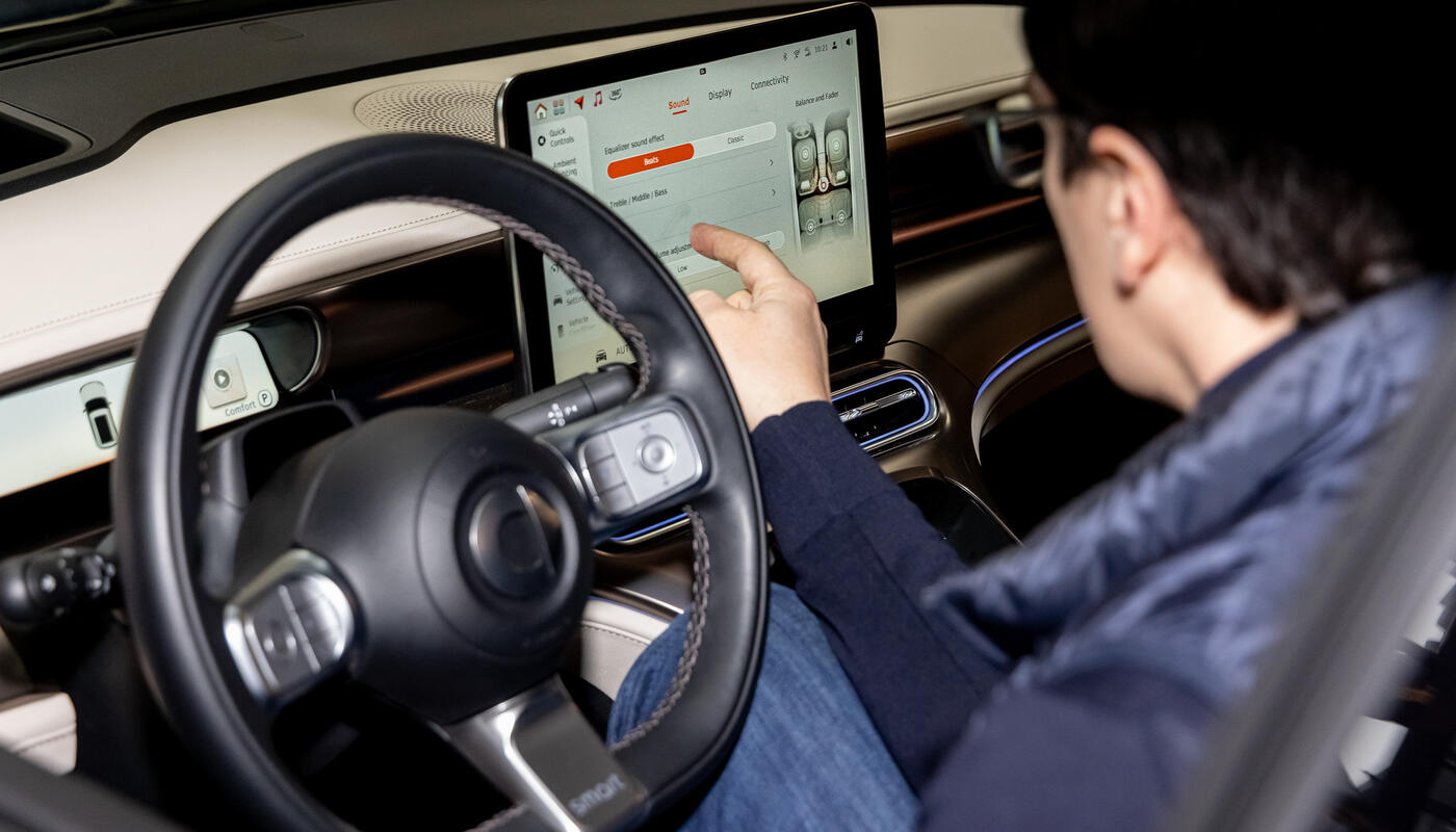 12,8" großes Touchscreen Display