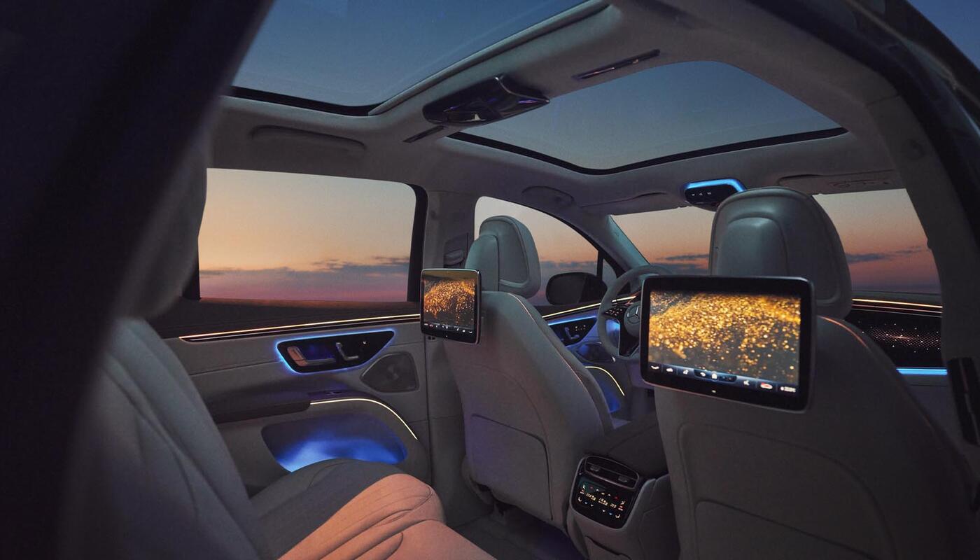 Der EQS SUV von Mercedes EQ_innen hinten mit Displays
