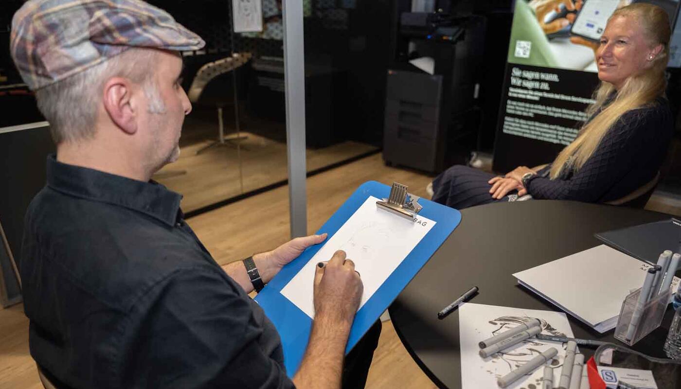 Bildgalerie Eröffnungsfeier_Karikaturist fertigt Bilder an