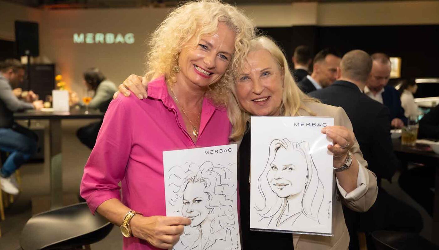 Bildgalerie Eröffnungsfeier_Gäste mit Karikaturbildern