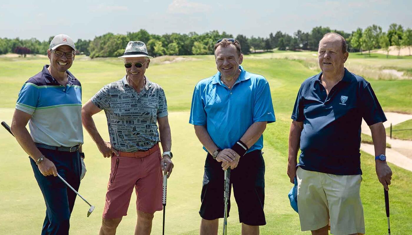 Foto-Slider MercedesTrophy Gruppenbild mit Moderator Ronny Rockenbauer