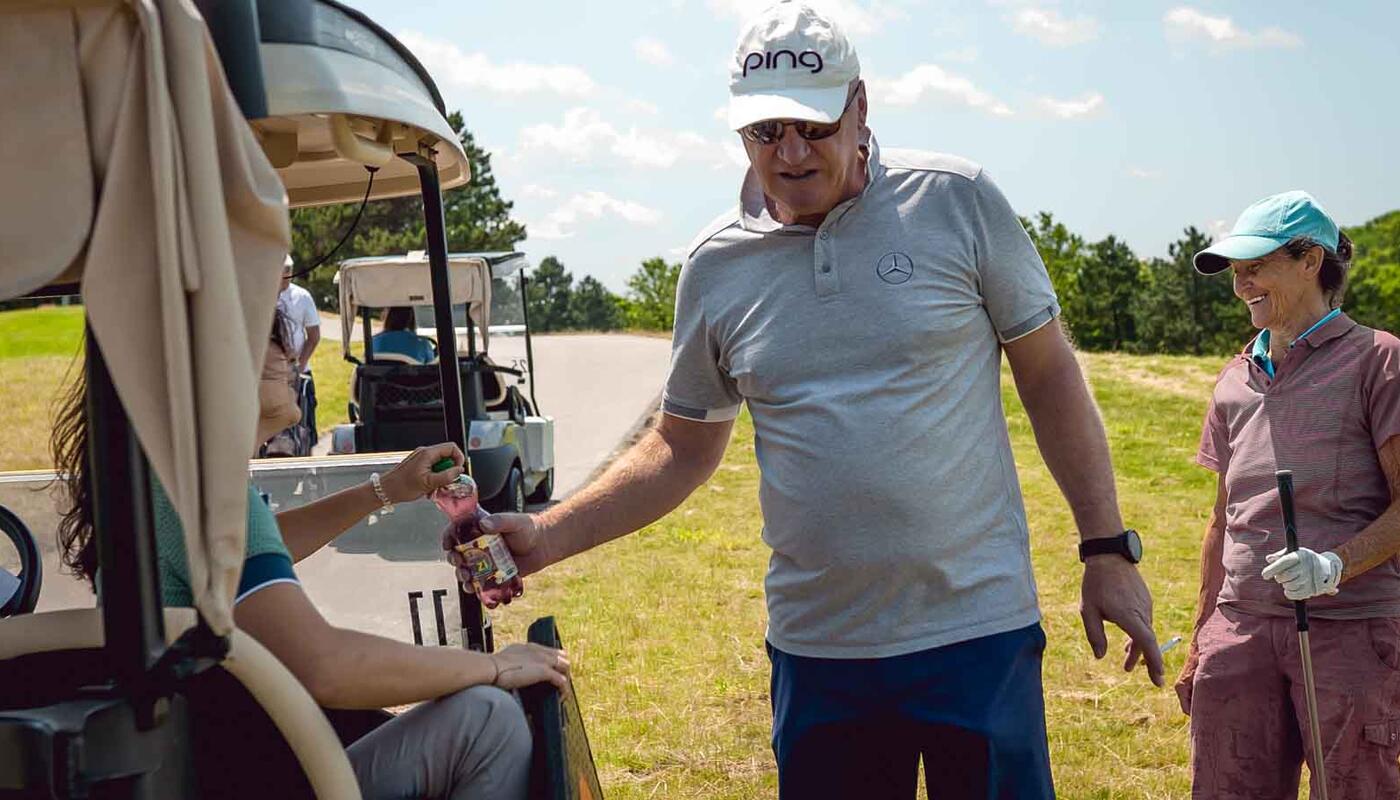 Foto-Slider MercedesTrophy Getränkeausgabe