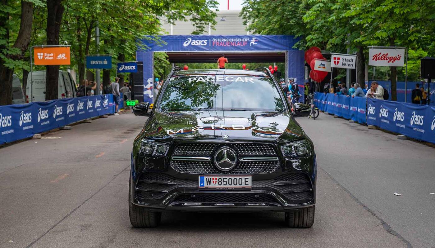 Das Mercedes-Benz Pacecar mit Merbag Beklebung