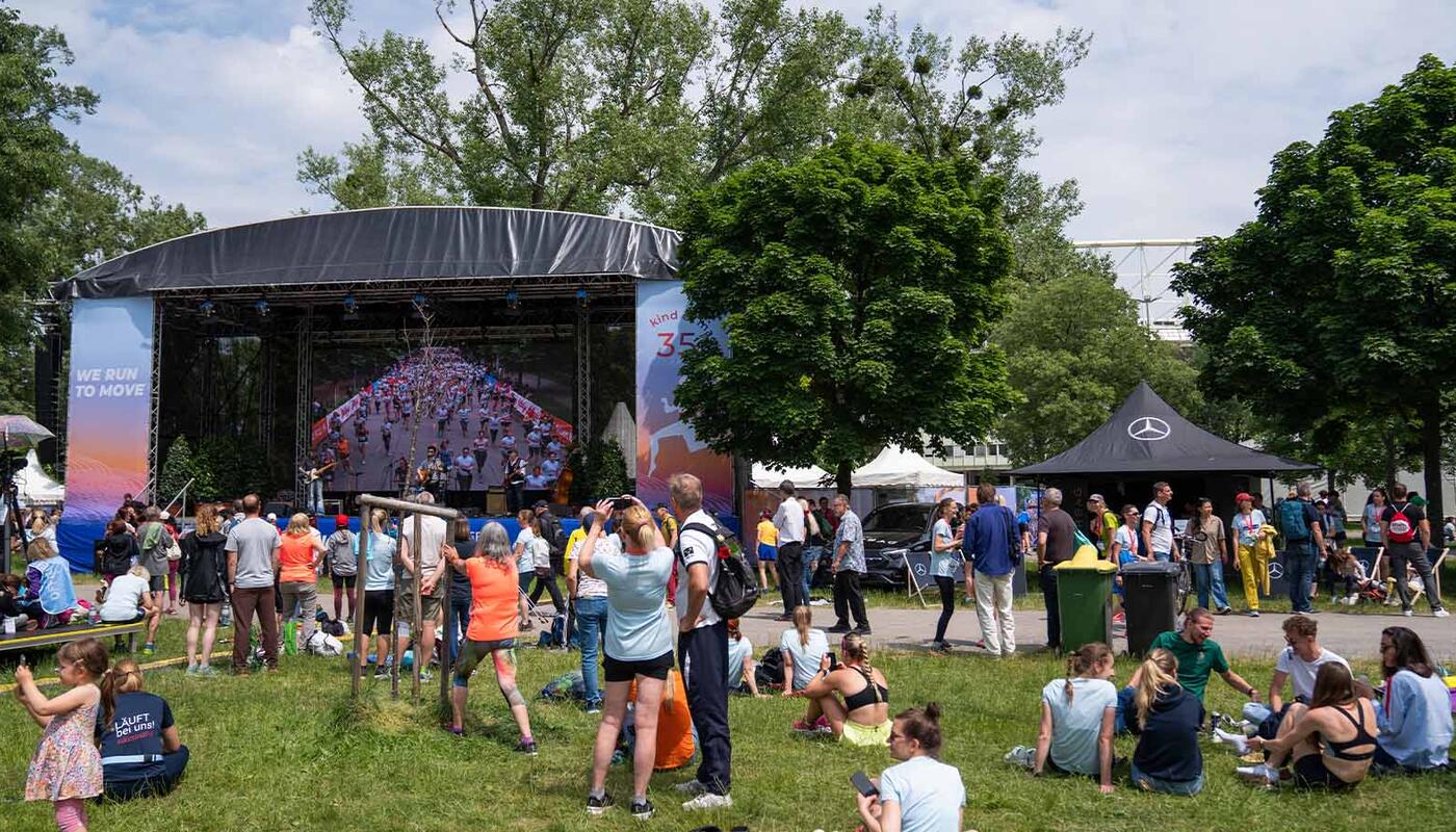 Festbühne und Mercedes-Benz Zelt