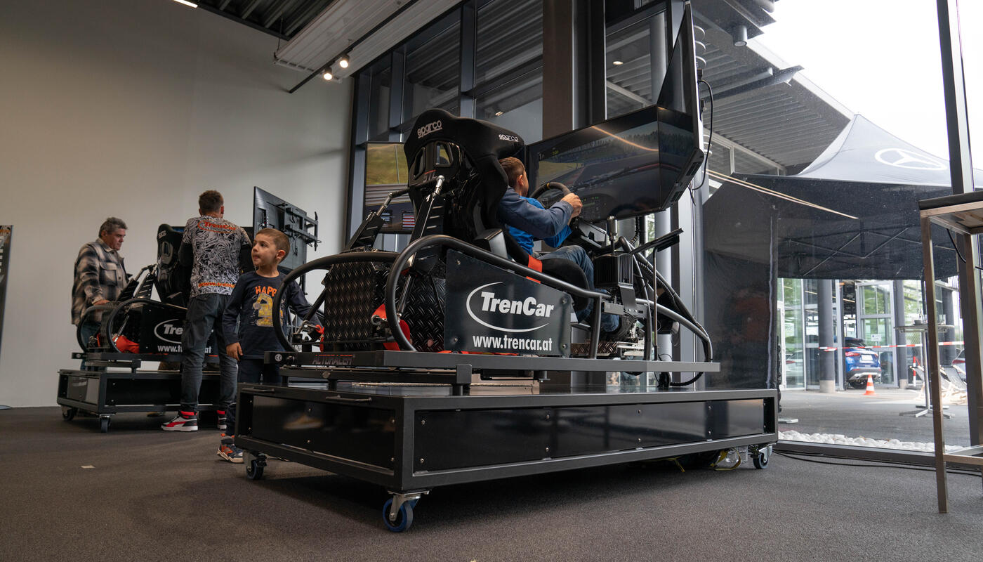 Spaß für Groß und Klein am Rennsimulator