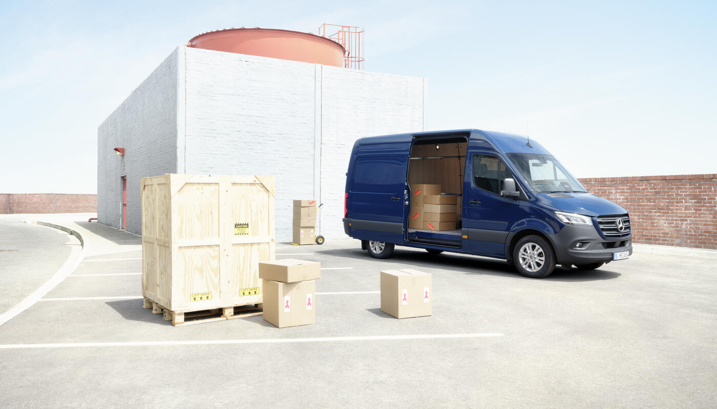 Mercedes-Benz Sprinter Kastenwagen_beim Beladen
