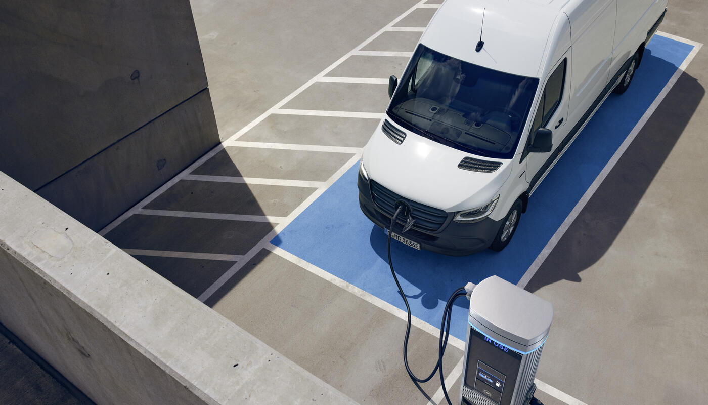 Mercedes-Benz eSprinter Kastenwagen_beim Laden