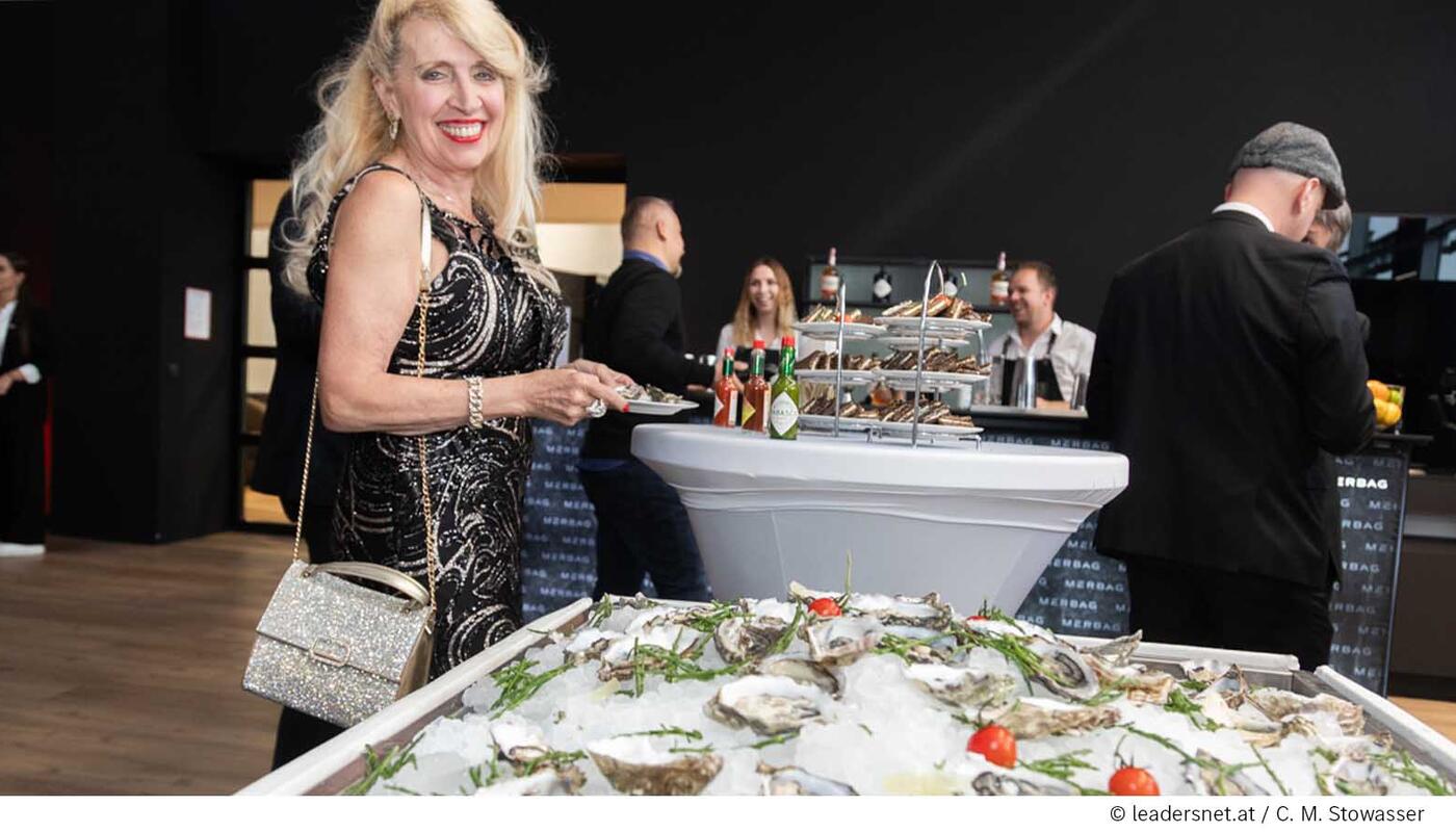 Eröffnung der Maybach-Lounge_die gut besuchte Austernbar