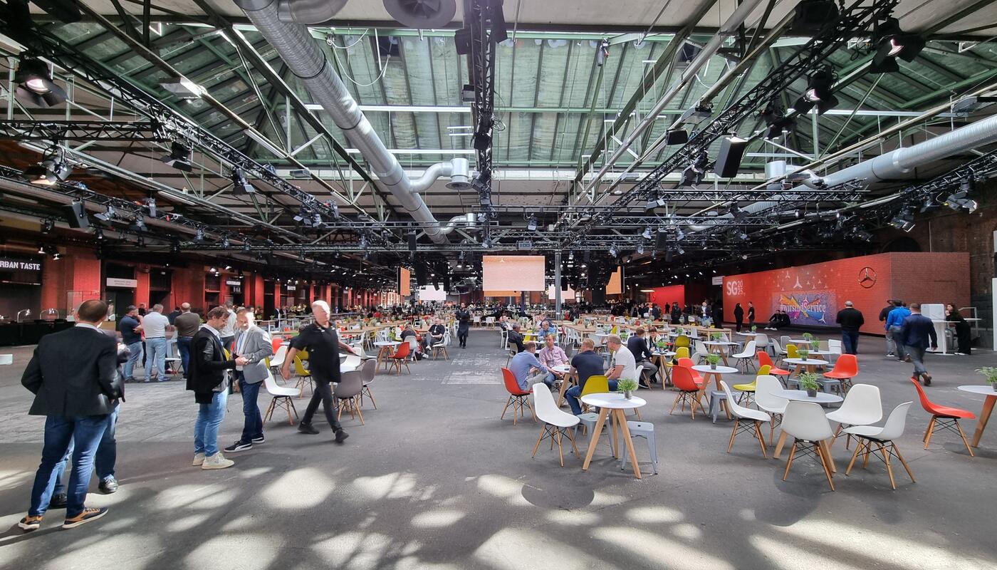 Mercedes-Benz After Sales Veranstaltung in Berlin_Messehalle innen mit Teilnehmern aus vielen Ländern