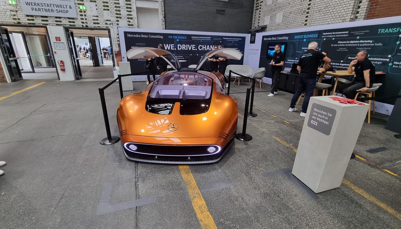Mercedes-Benz After Sales Veranstaltung in Berlin_Messehalle innen mit Flügeltürer