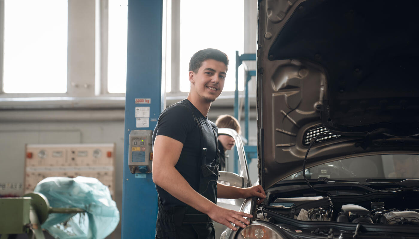 Lehrlinge bei Reparatur-Projekt