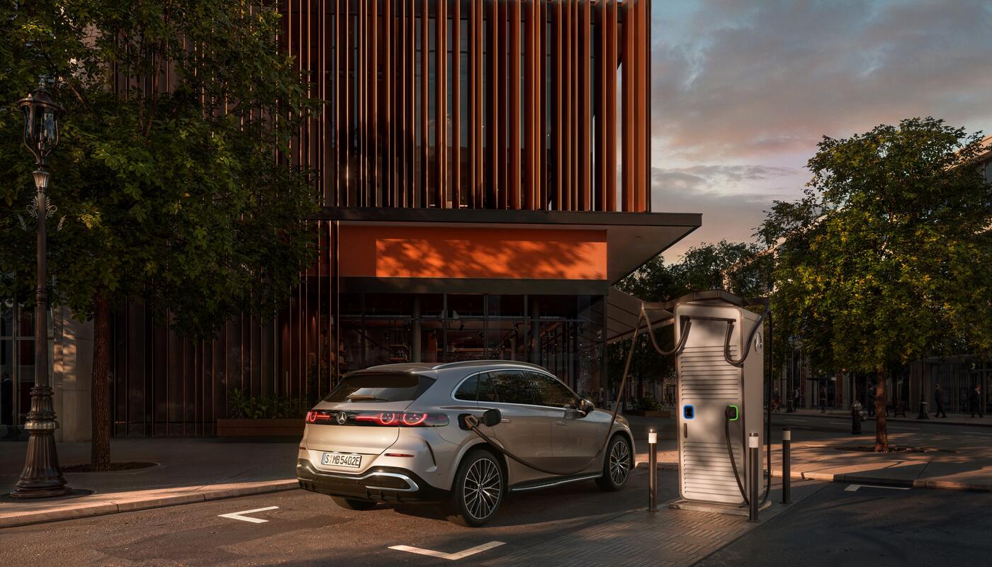 Der Mercedes-Benz GLC mit EQ-Technologie_beim Ladevorgang