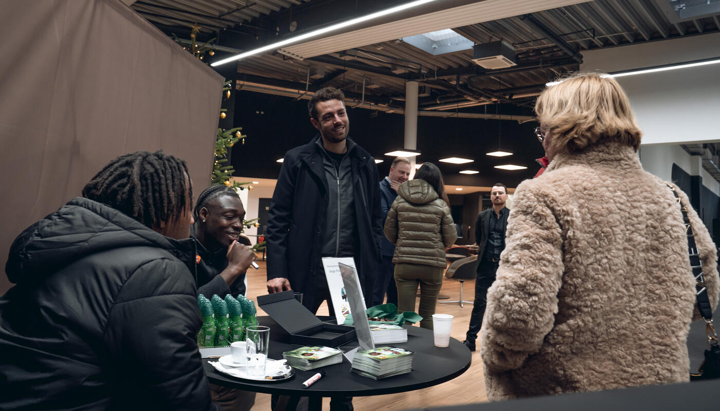 Charity-Event bei Merbag_weihnachtliche Autogrammstunde