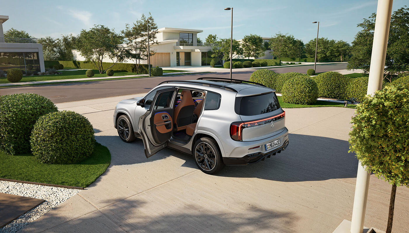 Mercedes-Benz GLB mit EQ-Technologie_seitlich mit offener Tür