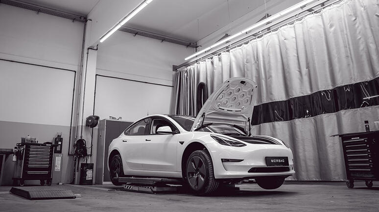 Tesla auf einer Hebebuehne Wien