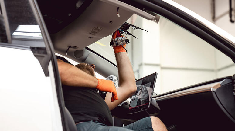 Tesla Windschutzscheibe Reparatur