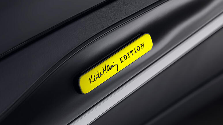 smart #3 Keith Haring Edition_Einstiegsleiste mit Emblem