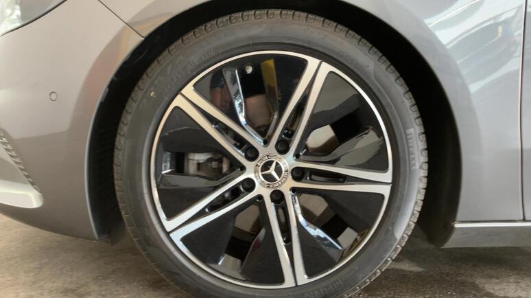 Mercedes-Benz - B 220 4MATIC Österreich-Edition