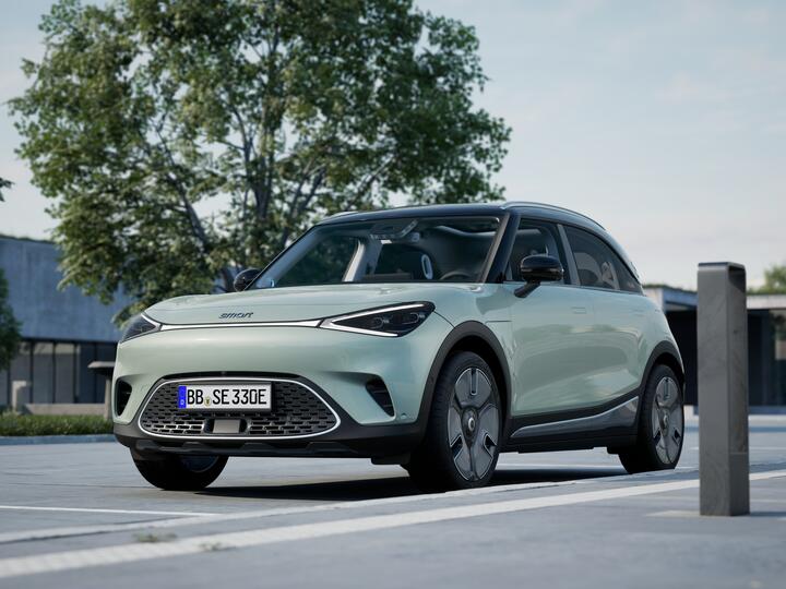 X11_EU_Premium_DarkMatter_FutureGreen_EclipseBlack_Ext_001_3_4_Front_Urban (1).jpeg