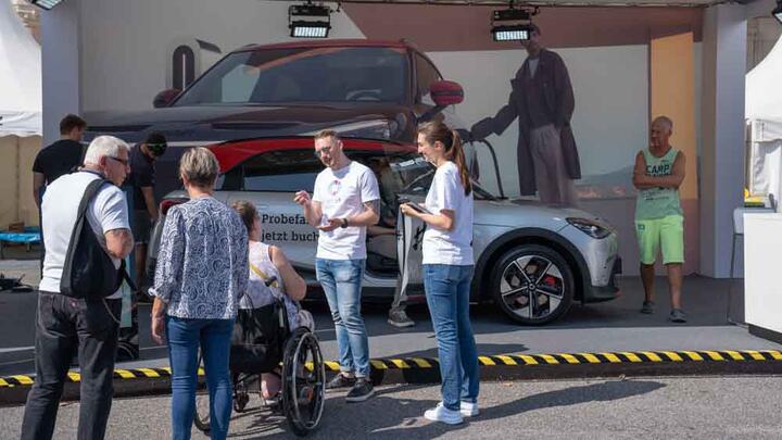 Wiener Elektro Tage_Produktexperte im Gespräch mit Interessenten