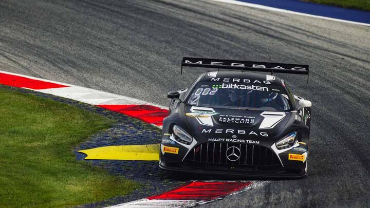 Mitten auf der Rennstrecke der Mercedes-AMG von HRT