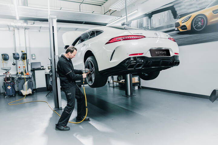 AMG Fahrzeug auf Hebebühne Merbag Donaustadt