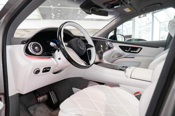 Mercedes-Maybach EQS SUV_Fahrercockpit