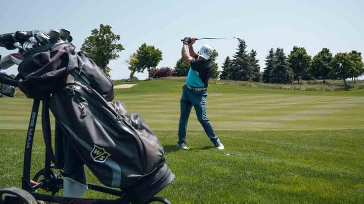 Abschlag für die teilnehmenden Mercedes-Benz Freunde