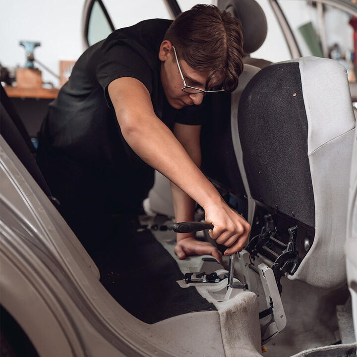Bei der Arbeit: Lehrlinge bei Merbag