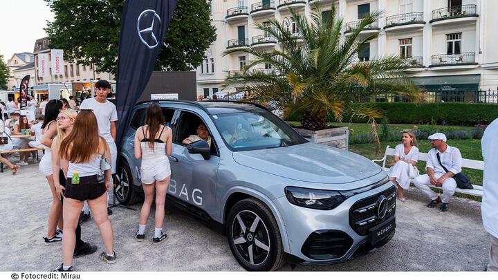 Baden in weiß_Mercedes-Benz GLB