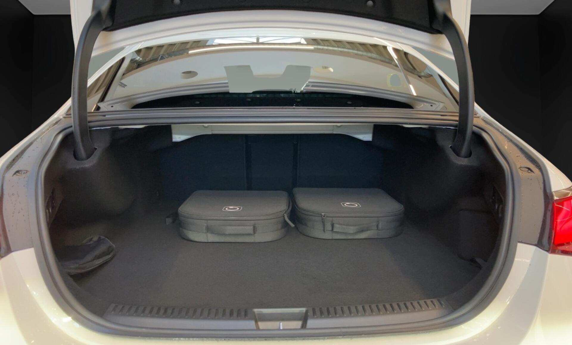 Mercedes-Benz - E 300 de 4MATIC Limousine mit EQ Hybrid Technologi