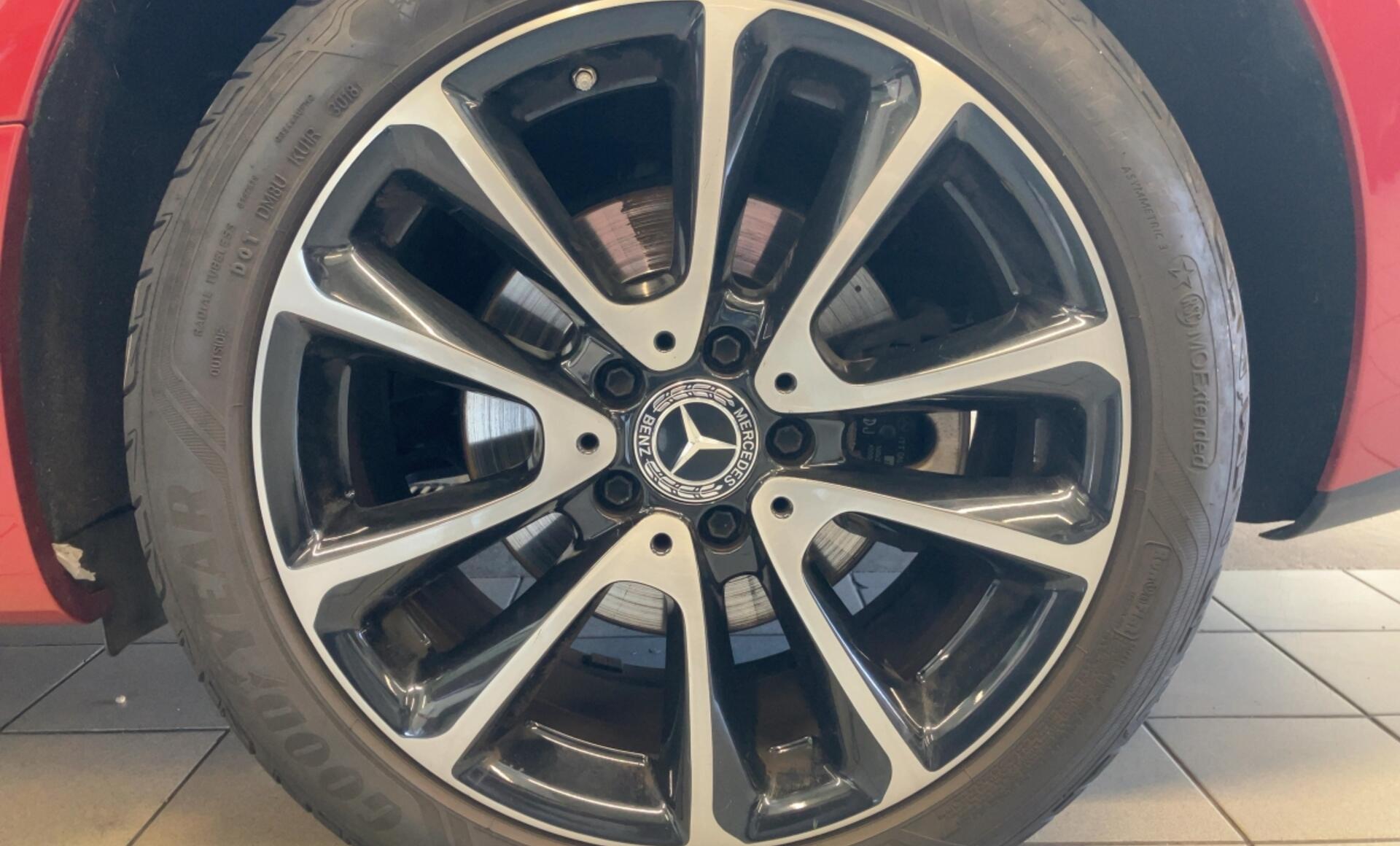 Mercedes-Benz - E 220 d 4MATIC Coupé