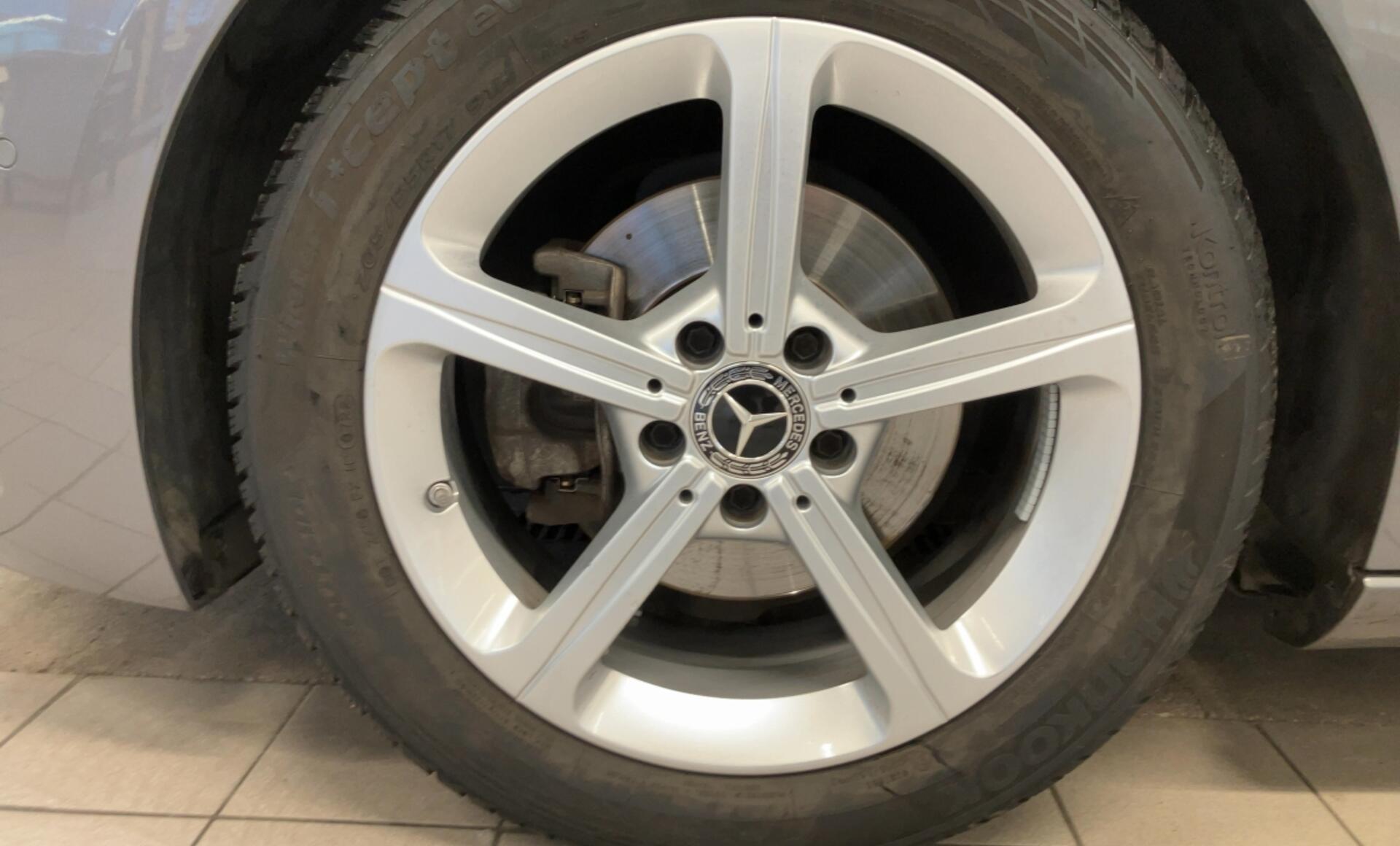 Mercedes-Benz - B 180