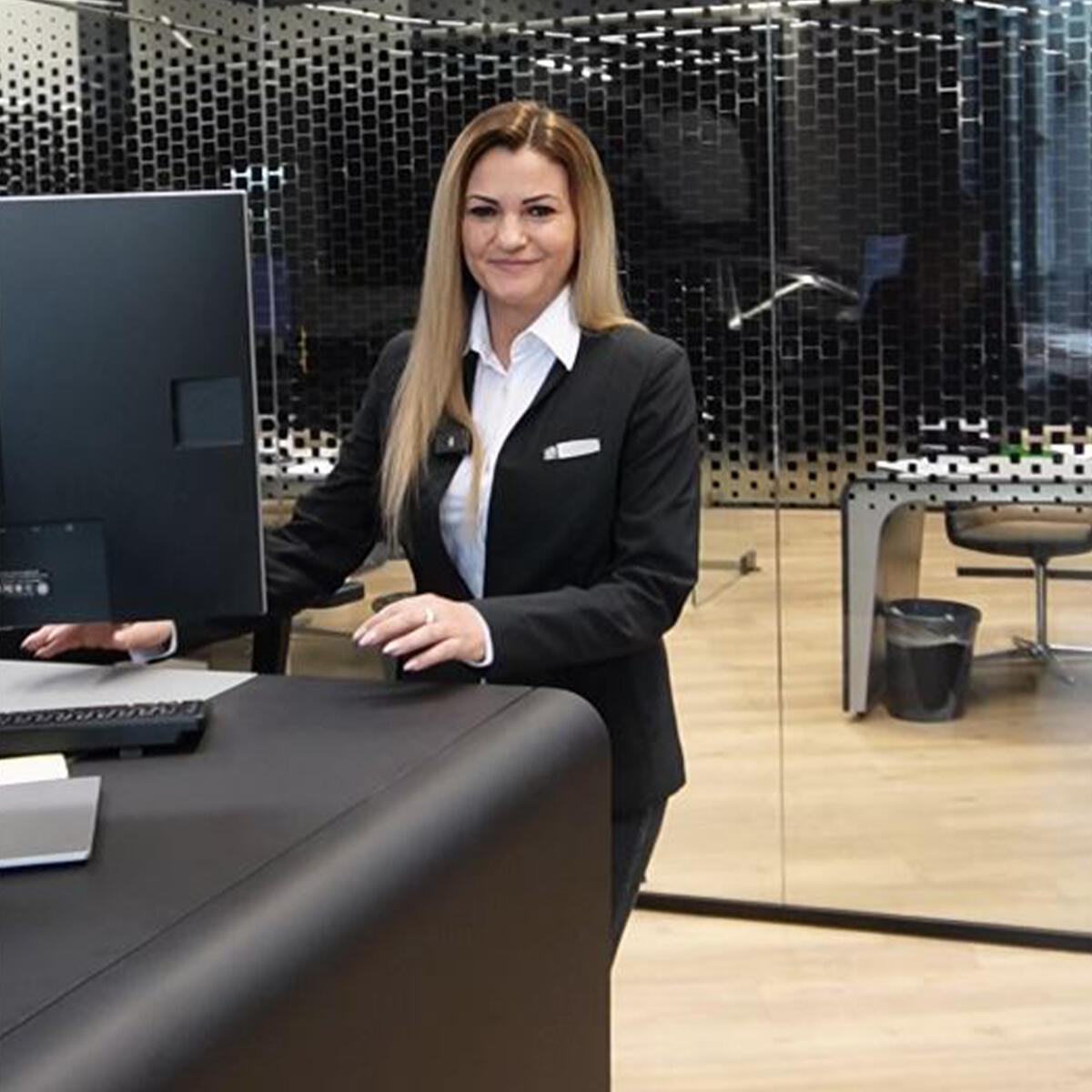 Video mit Empfangsmitarbeiterin