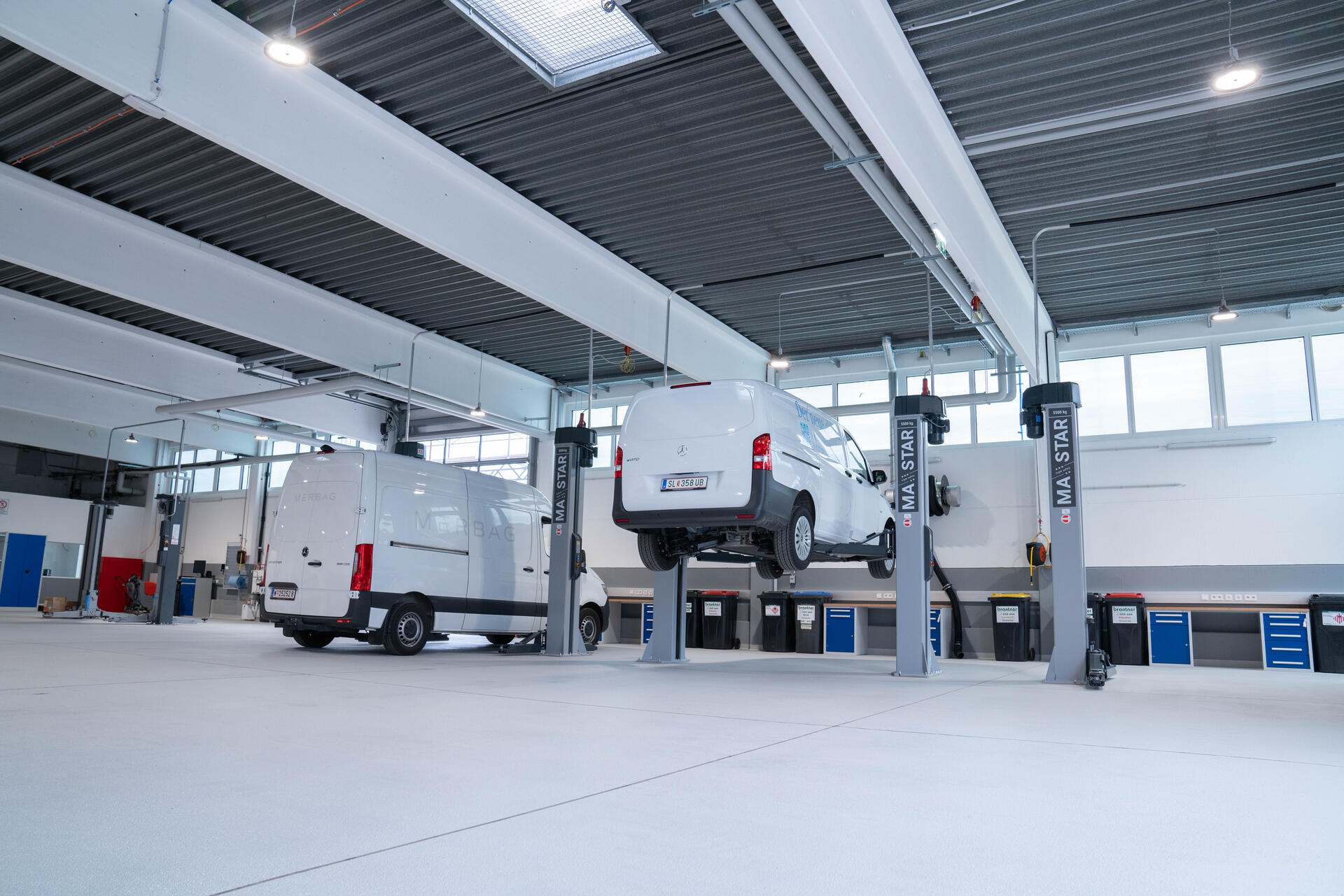 Sprinter können auf die Hebebühne und sicher angehoben werden.