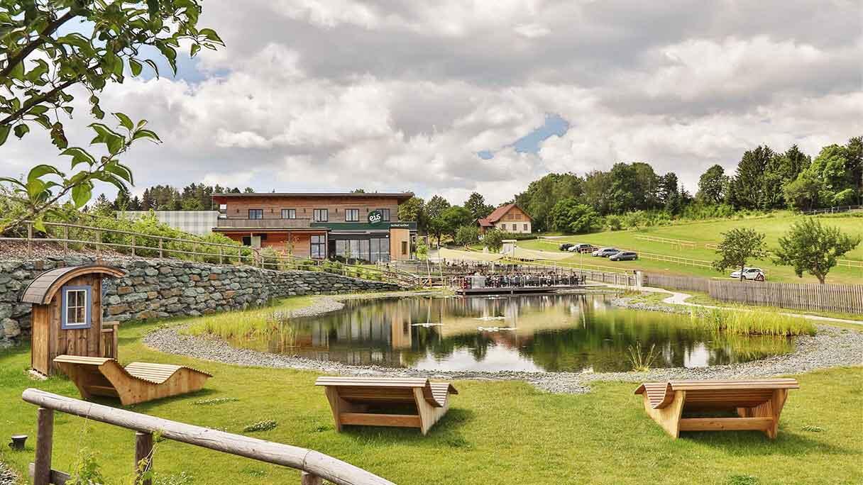 Die Eisgreissler Manufaktur bietet einiges: Eis schlecken, Kinderspielplatz, Bauernhof