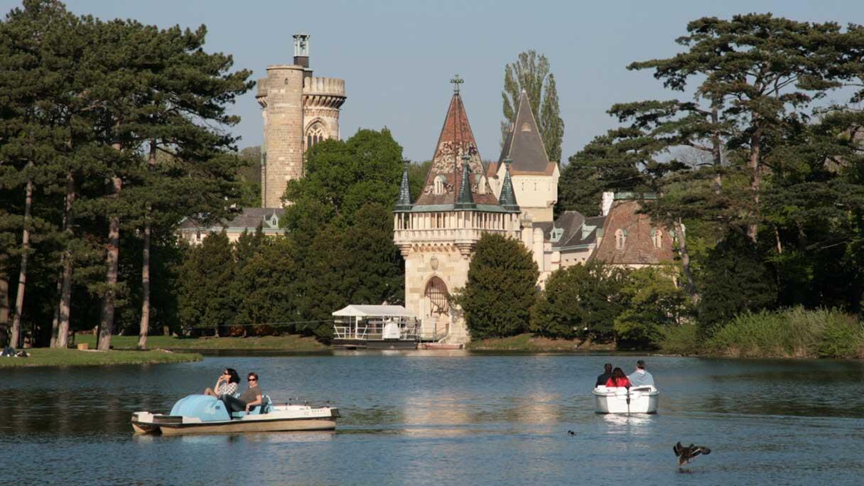 In Laxenburg lässt es sich prima Radfahren, Bootfahren und Spazierengehen