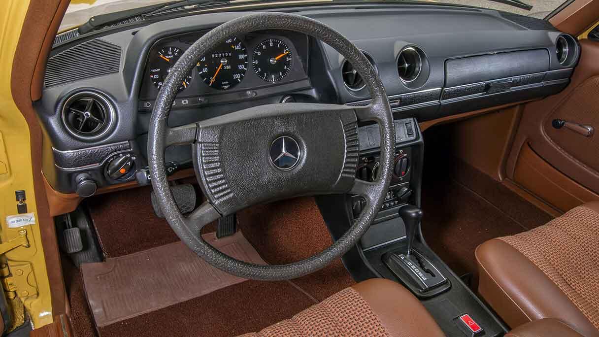 mercedes-benz-123-innenraum_1_1216x684.jpg