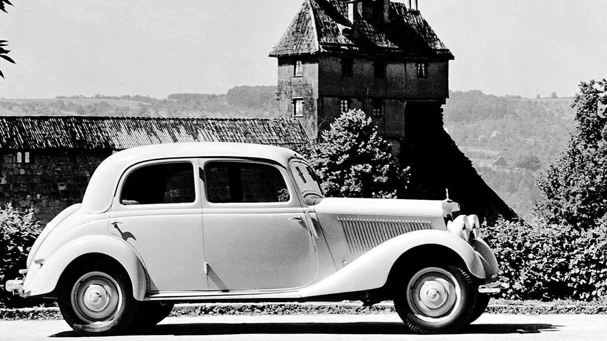 mercedes-benz-c-klasse-historie_gallery10_1216x684.jpg