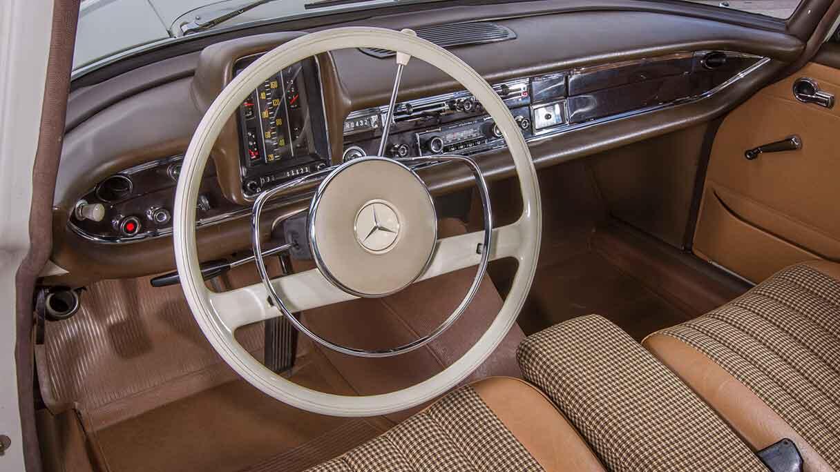 mercedes-benz-heckflosse_gallery10_1216x684.jpg
