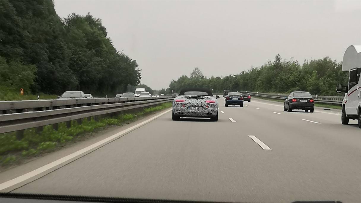 Nur noch wenig getarnt: der SL kommt dieses Jahr auf den Markt